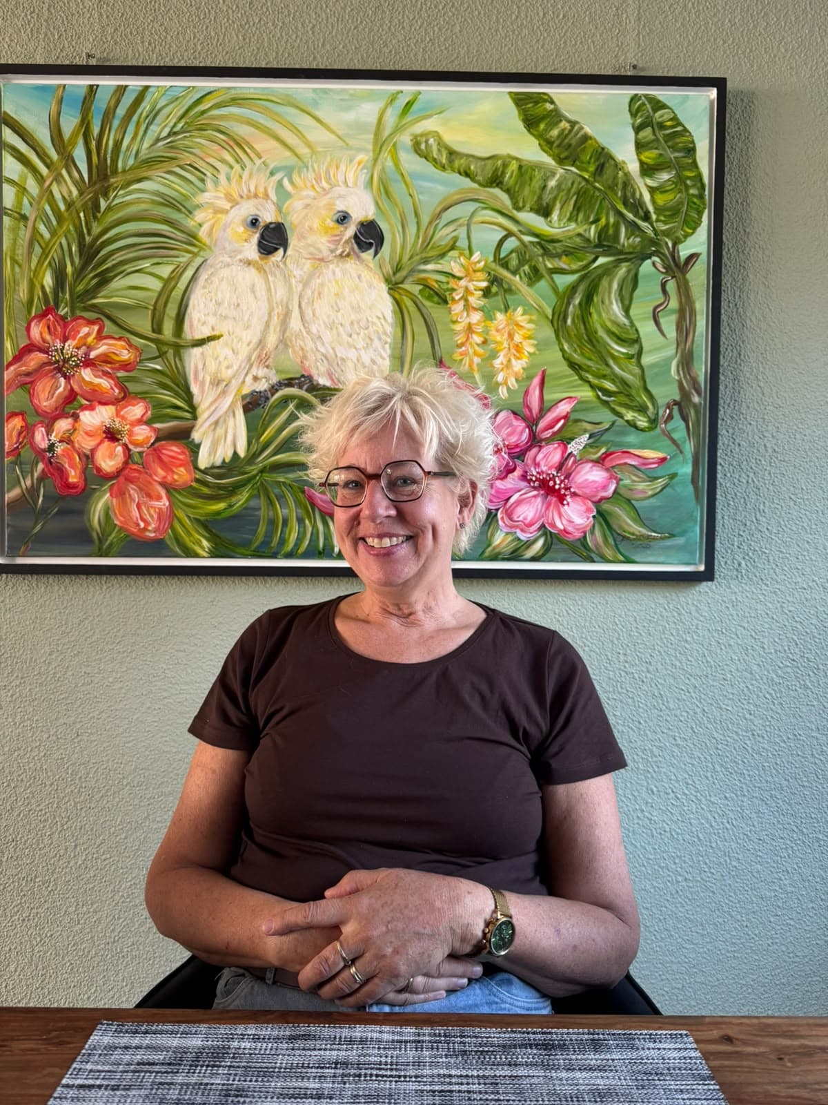 Gea Woldhuis, rij-instructrice en eigenaresse van Rijschool One Way, voor een schilderij